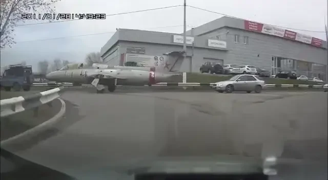 O zi obisnuita din Rusia! Soldatii merg cu masinariile de razboi pe sosea! VIDEO UNIC: