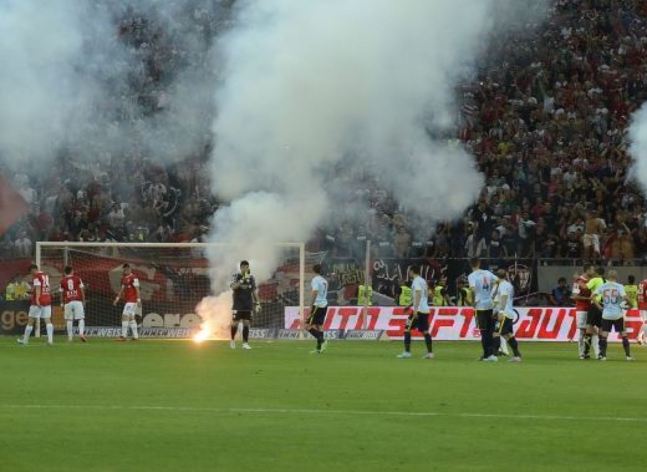 Incidentele din Giulesti s-au repetat pe National Arena: Chipciu a fost lovit in cap cu un bat de steag! Bourceanu a cerut ca meciul sa fie oprit!_3