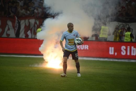 Incidentele din Giulesti s-au repetat pe National Arena: Chipciu a fost lovit in cap cu un bat de steag! Bourceanu a cerut ca meciul sa fie oprit!_4