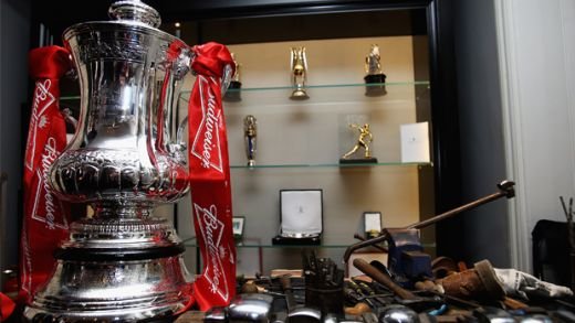 Jucatorii lui Chelsea au facut praf si pulbere trofeul FA Cup: Am stat 8 zile sa fac Cupa sa arate bine! Cat a costat reparatia: