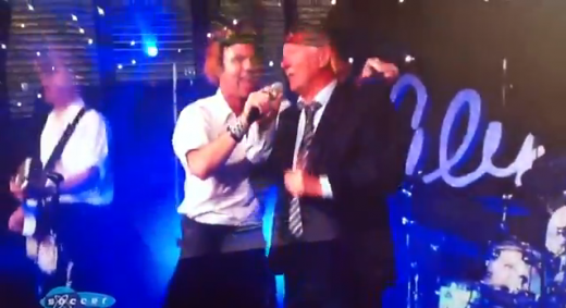 VIDEO Imagini BESTIALE: Ferguson canta si danseaza cu o PERUCA pe cap :)) Ce melodie a ales sa cante dupa ce si-a anuntat retragerea de la United: