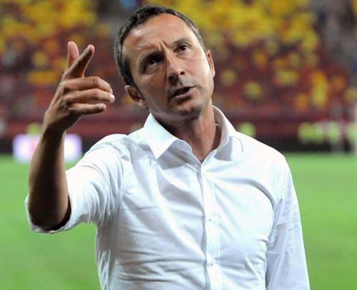 Razboiul continua, MM le raspunde dinamovistilor: Stratila trebuie sa mearga la Romanii au Talent sa manance banane cu coaja :)