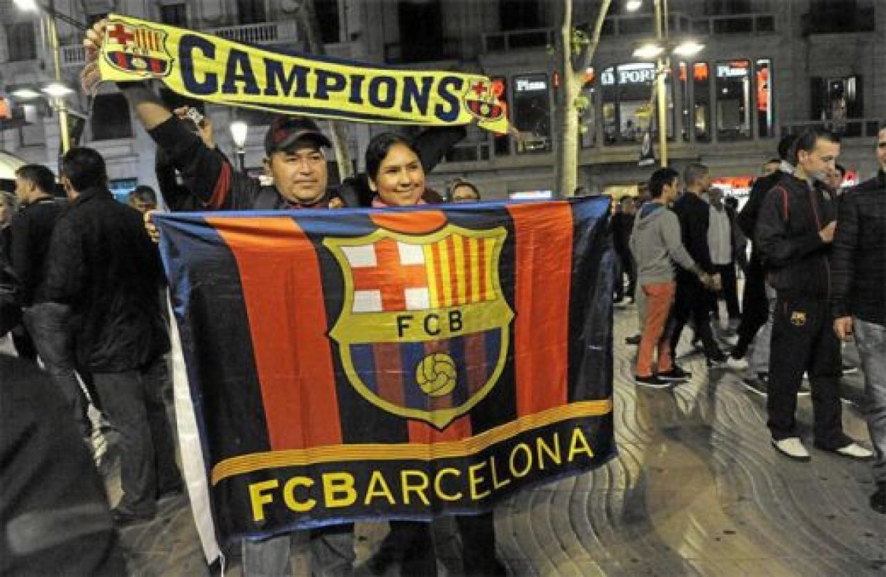 Barcelona a castigat TITLUL 22! Messi a terminat sezonul cu 46 de goluri: 13 duble, un hattrick si un poker! 1500 de fani s-au strans in strada sa sarbatoreasca:_1