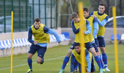 Gigi, ia-l, e la fel de bun ca Vlad Chiriches! Reghe a garantat pentru el, fanii l-au facut zeu! Bijuteria nedescoperita din apararea Stelei