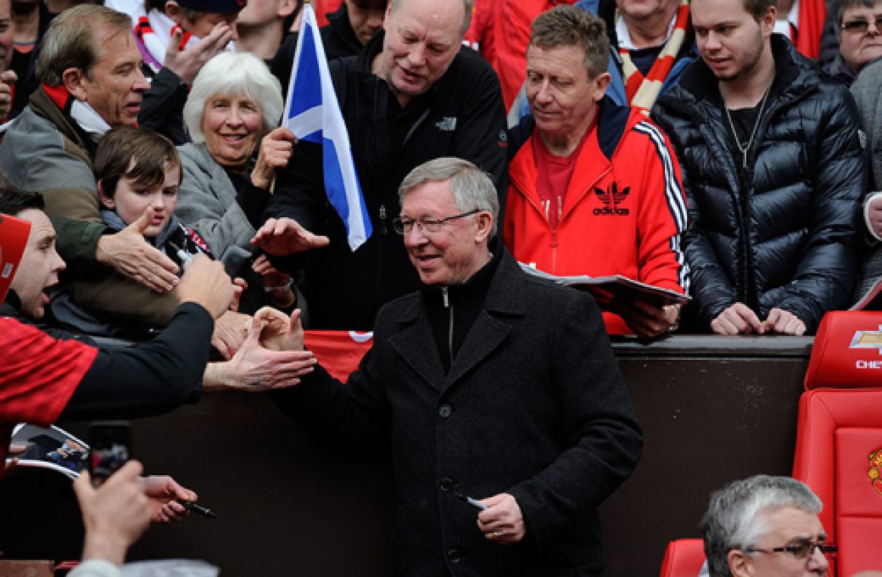 CEA MAI TR12TA ZI pentru United | Ferguson si-a luat ADIO de la Old Trafford cu o victorie in ultimele minute! Imagini impresionante din tribune:_16