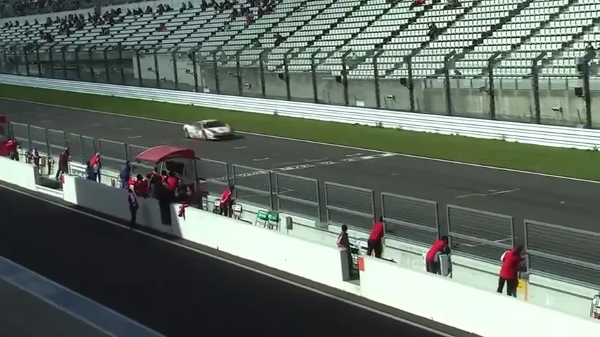 VIDEO Asta e tot ce-a mai ramas dintr-un Ferrari dupa un accident GROAZNIC! Faza unica pe un circuit, doi accidentati!