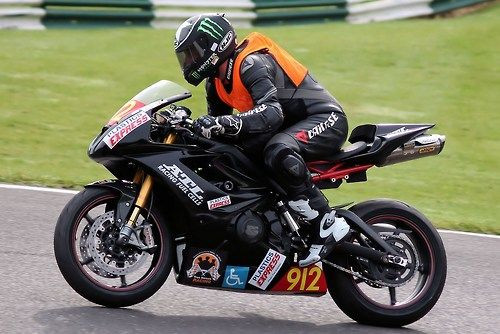 Uita-te atent si vei intelege de ce acest om este un EROU! Nici macar o BOMBA de 65kg nu i-a distrus visul! Povestea dramatica a omului care nu stie ce inseamna durerea:_4