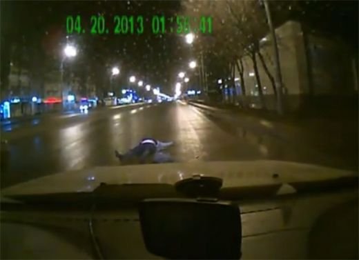 Simulare mai PENIBILA decat la fotbal! A incercat sa insceneze un accident, dar s-a facut de ras! Soferul a ramas MASCA. VIDEO: