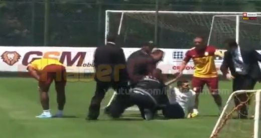 Faza INCREDIBILA la antrenamentul Galatei: un fan NEBUN era sa-i rupa piciorul lui Drogba! VIDEO: