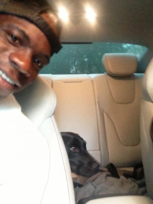 GENIAL! Balotelli si-a facut oficial cont de Twitter! Prima poza a starnit hohote de ras: Me and my miss! Cum arata ultima cucerire a atacantului de la Milan :)