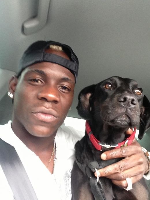 GENIAL! Balotelli si-a facut oficial cont de Twitter! Prima poza a starnit hohote de ras: 