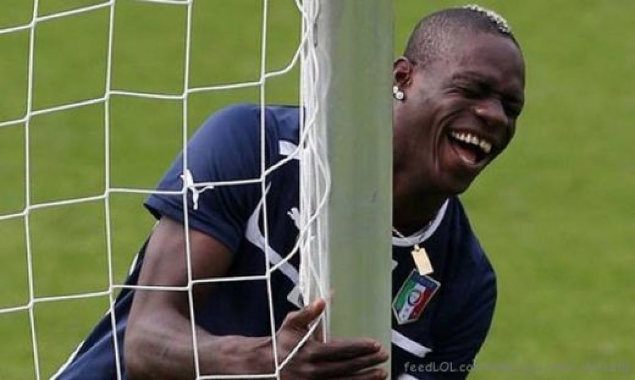GENIAL! Balotelli si-a facut oficial cont de Twitter! Prima poza a starnit hohote de ras: