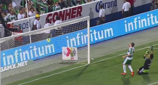Executia EPICA dupa care colegii erau sa-l ia la bataie! A trimis un lob perfect insa i-au dat lacrimile! Probabil cel mai tare autogol din 2013: VIDEO