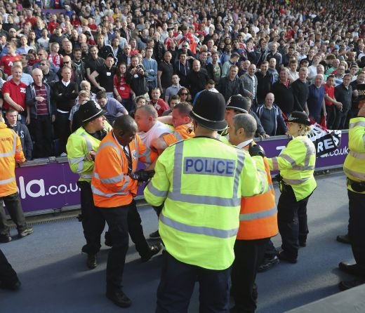 THRILLER! Ferguson a plecat suparat dupa 5-5 cu WBA! Un fan a vrut sa intre pe teren! Super FOTO de la 'Fergie 1500', ultimul meci al lui Sir Alex:_29