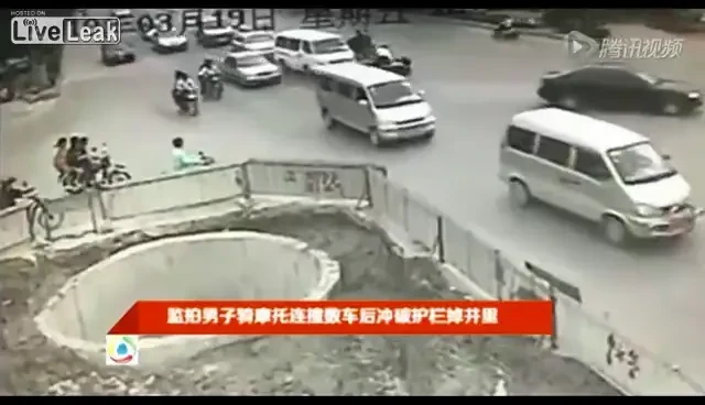 VIDEO Cazatura INCREDIBILA a unui scuterist! Unde a ajuns dupa ce a lovit mai multe masini! Faza bizara in trafic