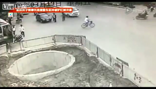 VIDEO Cazatura INCREDIBILA a unui scuterist! Unde a ajuns dupa ce a lovit mai multe masini! Faza bizara in trafic