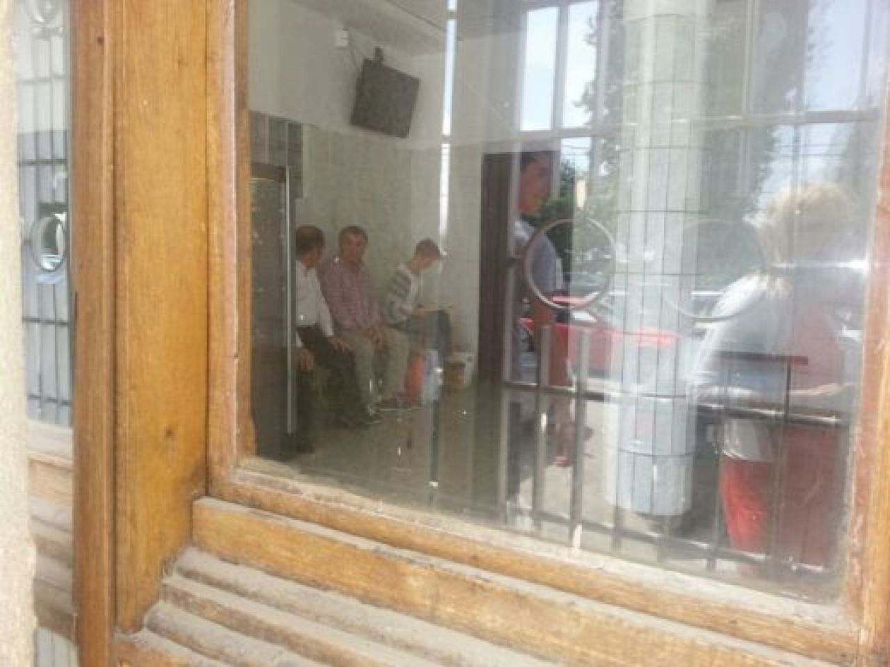 VIDEO Becali vrea sa-si faca toate poftele la puscarie! UPDATE Reactia gardienilor cand au vazut televizorul si DVD Playerul aduse de Lutu:_1