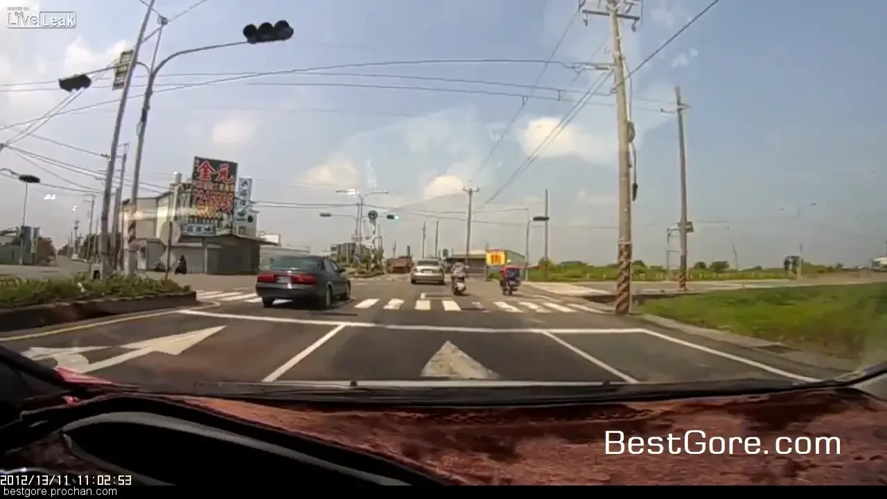 Ce se intampla cand un tip pe scuter nu se asigura si un nebun goneste pe strada! Accidentul SOCANT care te inspamanta! Imagini interzise sub 18 ani