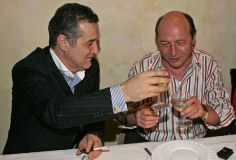 Fix o secunda s-a gandit Basescu la gratierea lui Becali :) GESTUL facut de presedintele Romaniei spune totul! VIDEO_2