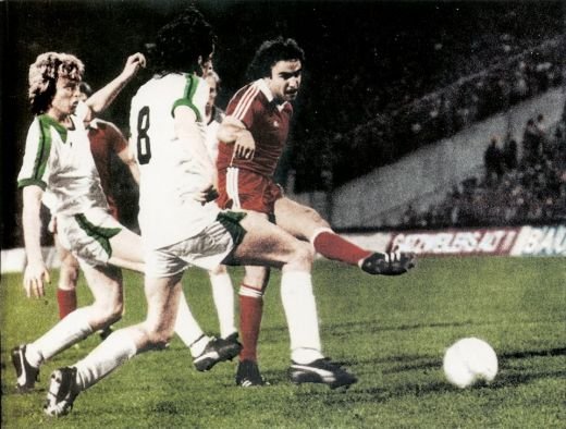 Singura finala europeana 100% germana din istorie a fost intre Frankfurt si Borussia M gladbach in 1980! Nu o sa ghicesti niciodata cine era antrenorul Borussiei: