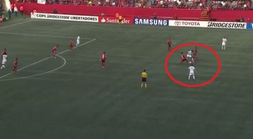 Ronaldinho, JOGA BONITO! Trebuie sa vezi de 10 ori faza asta ca sa o intelegi. S-ar putea sa iti placa :) VIDEO