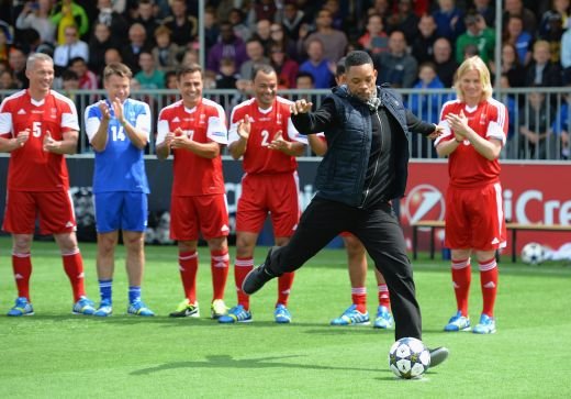 Genial! Figo, Zola si Carragher s-au BUSIT de ras inaintea finalei Ligii! Will Smith a vrut sa le arate cum se bate un penalty! Rezultatul: o gafa MONUMENTALA