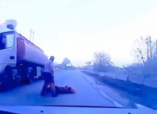 Un camionagiu din Rusia A CURATAT soseaua dupa ce a murdarit-o un alt camionagiu. VIDEO
