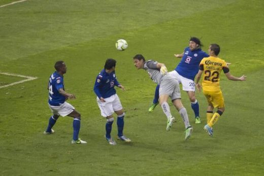 VIDEO Portarul FENOMENAL care si-a facut echipa campioana! A dat gol in minutul 93 si a devenit erou la 11 metri! Faze de magie adevarata: