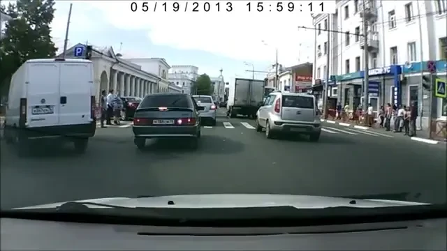 Umilinta TOTALA in trafic! Ce a patit un sofer nestimtit la trecerea de pietoni! VIDEO: