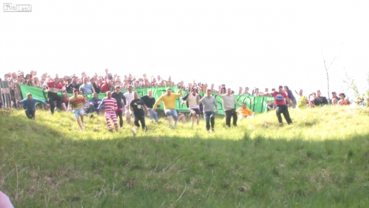 Cea mai CRETINA sarbatoare din lume: zeci de oameni au luat-o la vale dupa CASCAVAL! Cum s-a incheiat intrecerea. VIDEO: