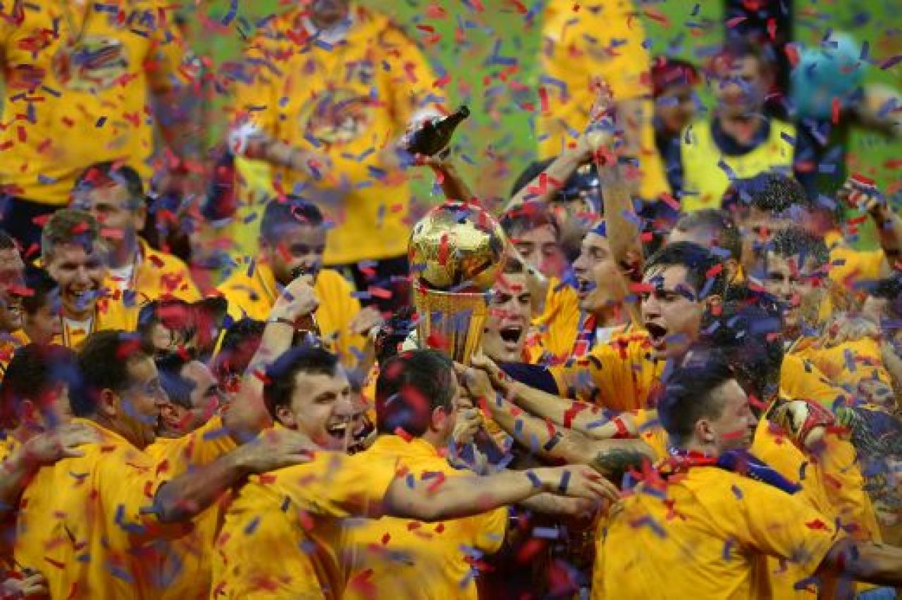 LIVE BLOG Sarbatoarea retinuta a Stelei | Imagini de SENZATIE de pe drumul stelistilor! Mii de fani au OCUPAT Piata Constitutiei! FOTO & VIDEO:_10