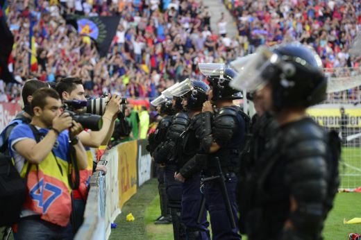 LIVE BLOG Sarbatoarea retinuta a Stelei | Imagini de SENZATIE de pe drumul stelistilor! Mii de fani au OCUPAT Piata Constitutiei! FOTO & VIDEO:_11