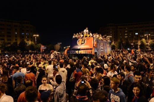 LIVE BLOG Sarbatoarea retinuta a Stelei | Imagini de SENZATIE de pe drumul stelistilor! Mii de fani au OCUPAT Piata Constitutiei! FOTO & VIDEO:_33