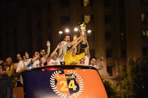 LIVE BLOG Sarbatoarea retinuta a Stelei | Imagini de SENZATIE de pe drumul stelistilor! Mii de fani au OCUPAT Piata Constitutiei! FOTO & VIDEO:_34