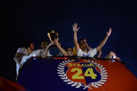 LIVE BLOG Sarbatoarea retinuta a Stelei | Imagini de SENZATIE de pe drumul stelistilor! Mii de fani au OCUPAT Piata Constitutiei! FOTO & VIDEO:_35