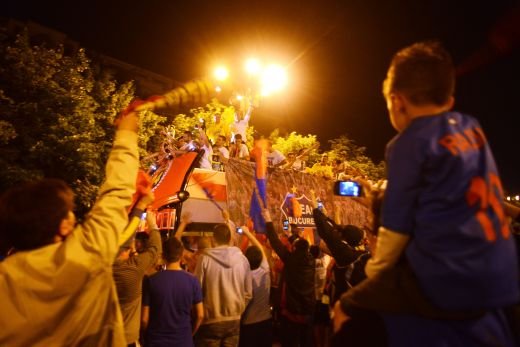 LIVE BLOG Sarbatoarea retinuta a Stelei | Imagini de SENZATIE de pe drumul stelistilor! Mii de fani au OCUPAT Piata Constitutiei! FOTO & VIDEO:_38