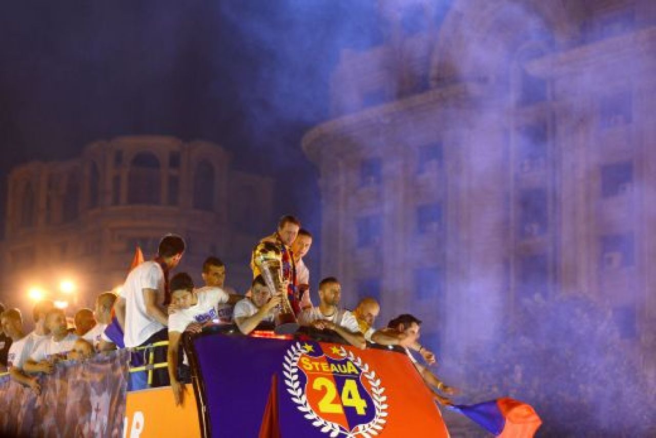LIVE BLOG Sarbatoarea retinuta a Stelei | Imagini de SENZATIE de pe drumul stelistilor! Mii de fani au OCUPAT Piata Constitutiei! FOTO & VIDEO:_40