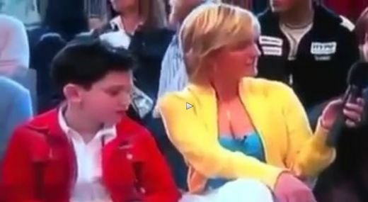 Un copil NEBUNATIC a fost prins in fapt! Cum a reactionat prezentatoarea cand l-a prins holbandu-se :)) VIDEO