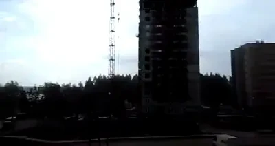 O macara uriasa s-a prabusit peste un bloc! Totul a fost filmat pe camera! VIDEO FABULOS