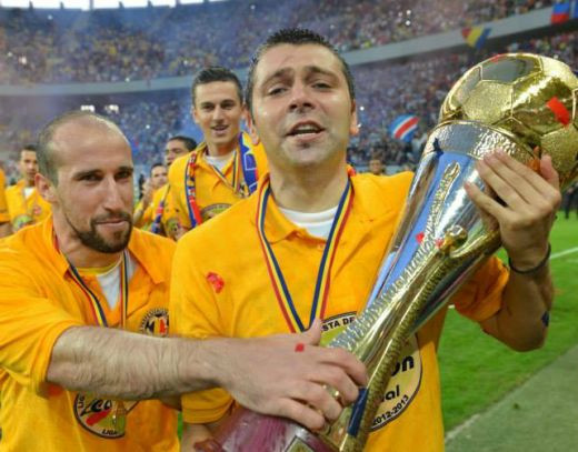 Trofeul castigat de Steaua este ZGARIAT! Vezi cum arata cupa dupa sarbatoare! Fanii s-au inghesuit sa isi faca poze cu el! VIDEO