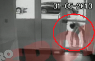 UPDATE: Tamas a fost eliberat dupa 12 ore, incidente la Sectie! Imagini COLOSALE cu imbaTAMAS, eroul de la Termopane : sparge usa si adoarme pe un pres! VIDEO