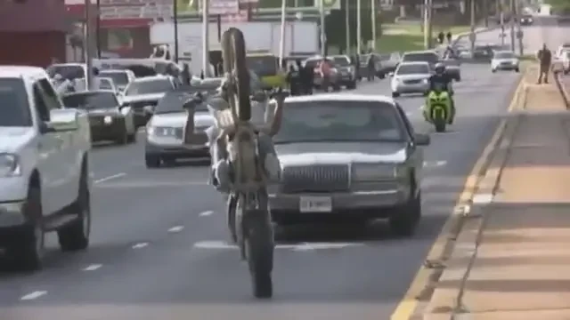 VIDEO Sinucigas? Cascadorii INCREDIBILE pe motor in plin trafic! Soferilor nu le-a venit sa creada ce vad langa ei: