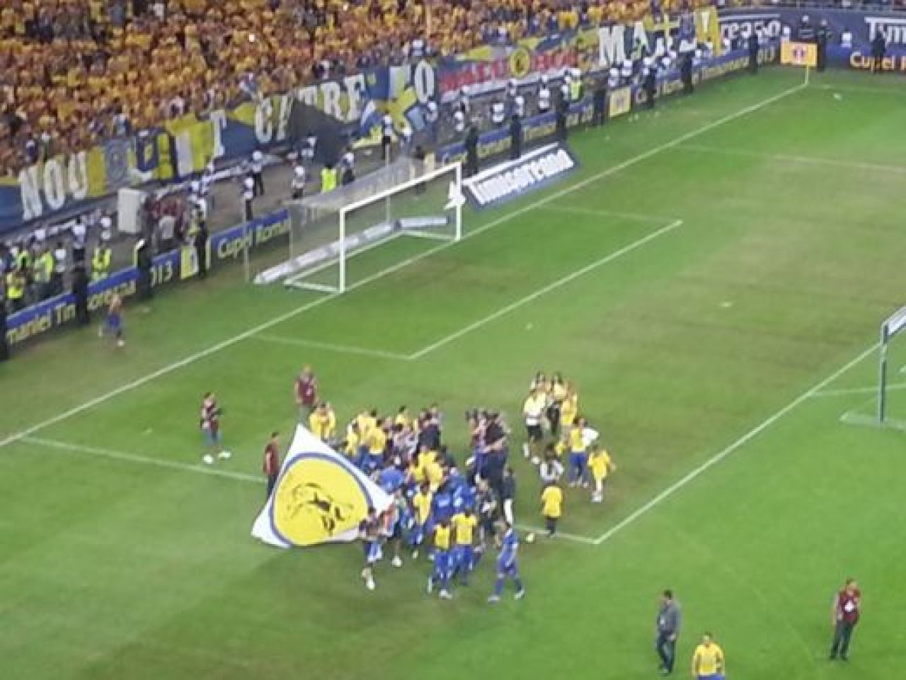 LIVE BLOG Cupa sus, Romania! Fanii Petrolului sarbatoresc toata noaptea: