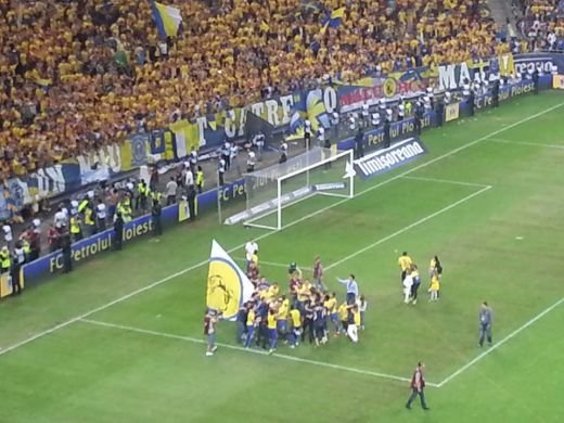 LIVE BLOG Cupa sus, Romania! Fanii Petrolului sarbatoresc toata noaptea: 