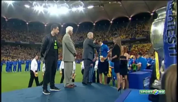 Fanii au ARESTAT Cupa imediat dupa premiere! Jucatorii i-au implorat sa o returneze! Imagini MAGICE pentru ploiesteni pe National Arena: