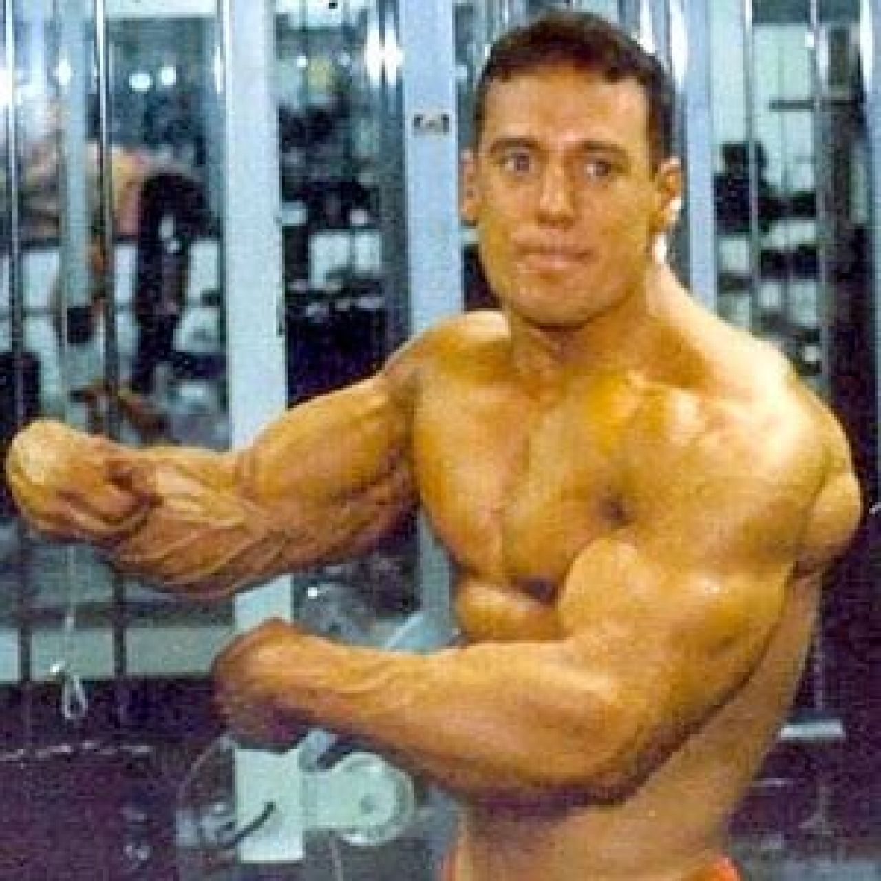 Visa sa fie ca Arnold, dar STEROIZII l-au transformat in BESTIA cu cele mai mari brate din lume! Gregg Valentino, o poveste despre sport, droguri, mafie si MANTUIRE:_1