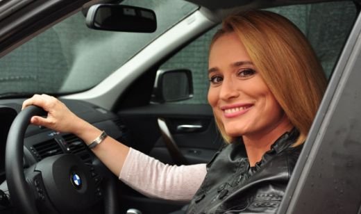 Andreea Esca s-a dat cu o masina ca a lui James Bond! SUPER VIDEO de la filmari si care a fost prima masina a prezentatoarei ProTV:
