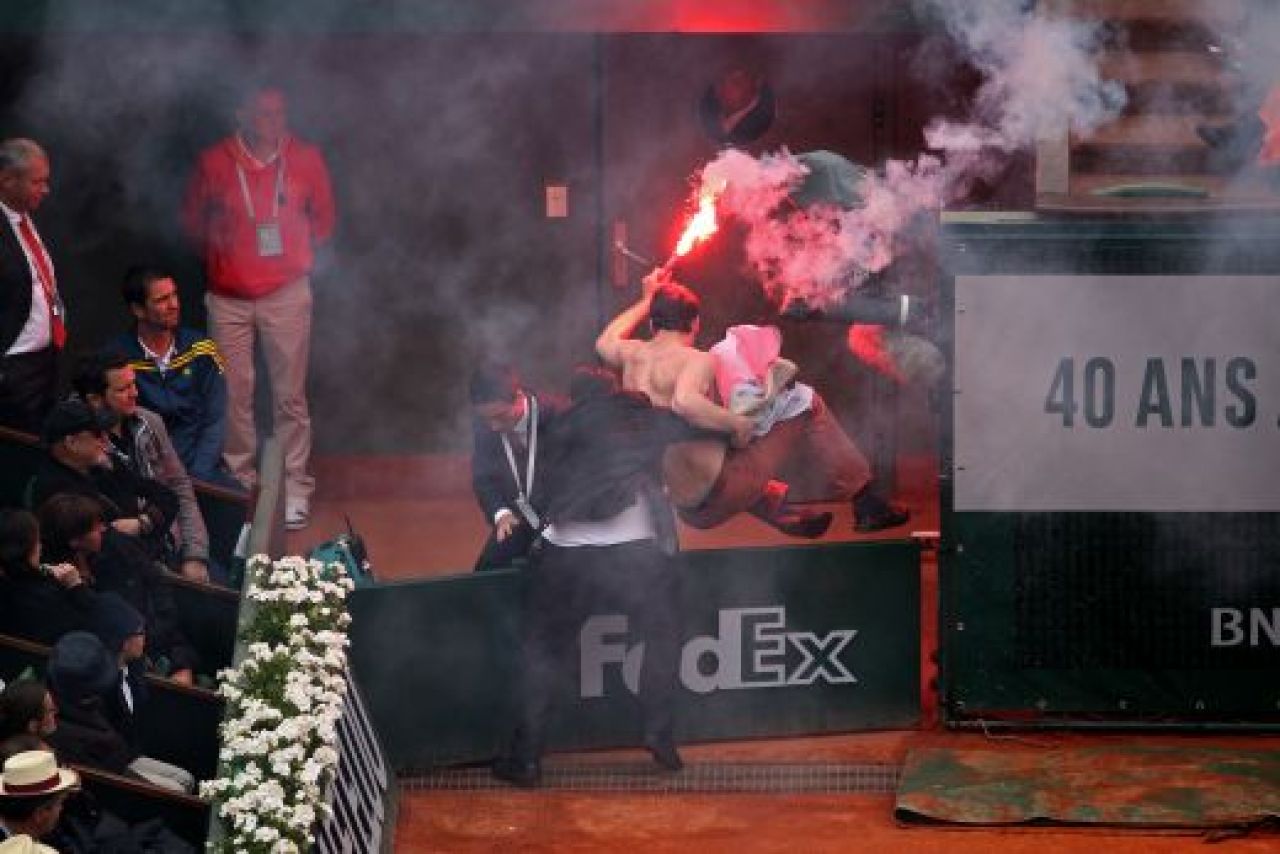Incident fabulos la Roland Garros! Mai multi fani au intrat pe teren cu torte si abia au fost evacuati de bodyguarzi! IMAGINI TERIBILE_2