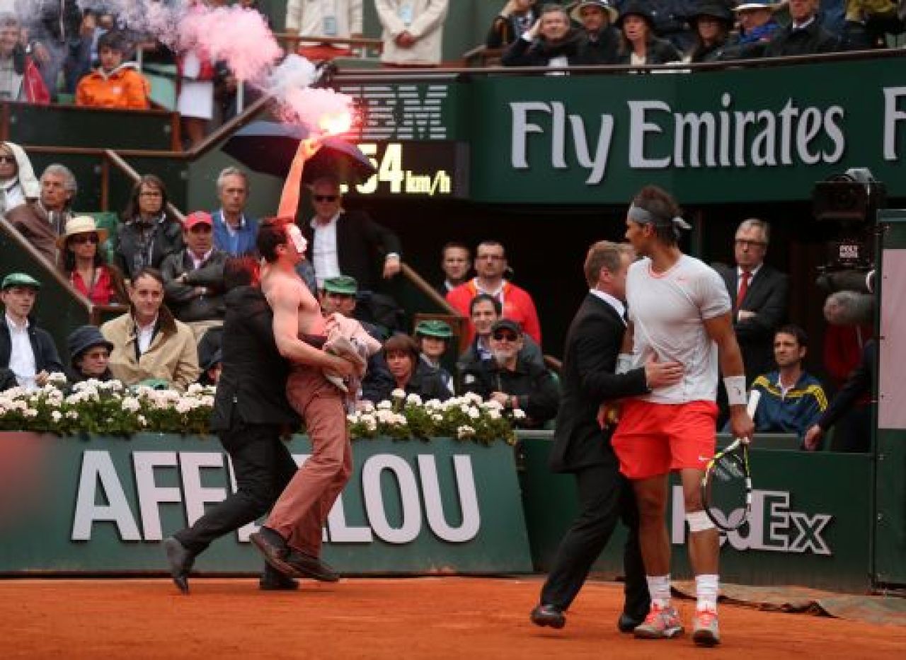 Incident fabulos la Roland Garros! Mai multi fani au intrat pe teren cu torte si abia au fost evacuati de bodyguarzi! IMAGINI TERIBILE_4