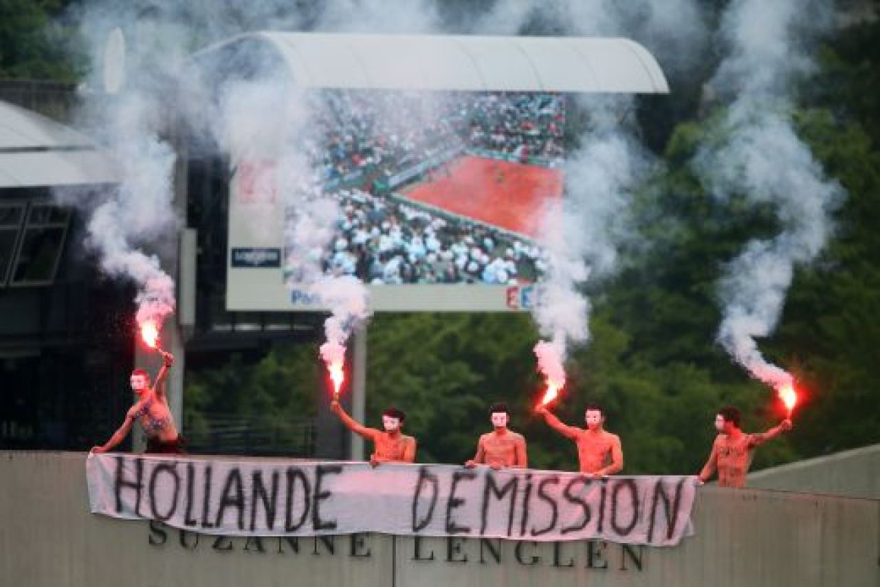Incident fabulos la Roland Garros! Mai multi fani au intrat pe teren cu torte si abia au fost evacuati de bodyguarzi! IMAGINI TERIBILE_6